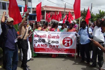 'நிலமற்றோருக்கான நிலம்' எனும் தொனிப்பொருளில் ஹட்டனில் கவனயீர்ப்பு போராட்டம்(Photo)