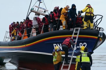 இங்கிலாந்திற்குள் நுழைய முயன்றபோது சோகம்; கர்ப்பிணி பெண் உட்பட 12 பேர் பலி