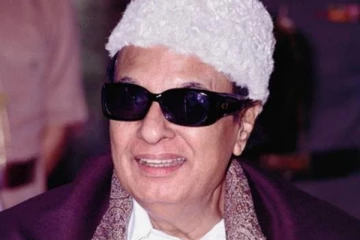 அச்சு அசல் எம்ஜிஆர் போலவே இருக்கும் நபர்.. வைரலாகும் வீடியோ