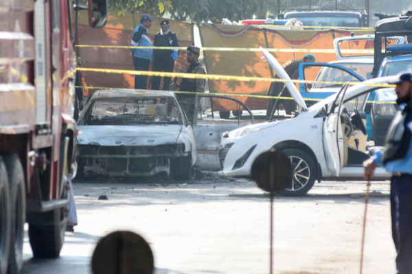 நீதிமன்ற வளாகத்தில் கார் குண்டு வெடிப்பு - 12 பேர் உயிரிழப்பு | Car Blast In Pakistan Islambad Court 12 Dies