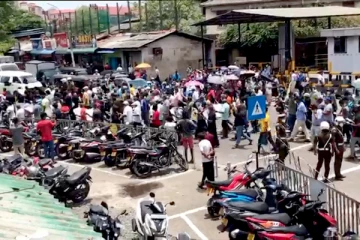 கொழும்பின் முக்கிய பகுதியில் ஒன்றுகூடிய மக்கள் (Video)