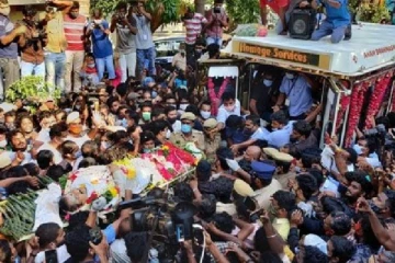 78 குண்டுகள் முழங்க மறைந்த நகைச்சுவை நடிகர் விவேக் உடலுக்கு அரசு மரியாதை