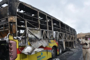 இந்தியாவை உலுக்கிய சம்பவம்; பஸ் தீப்பிடித்து 25 பேர் உயிரிழப்பு