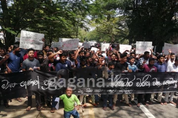 කොළඹ විශ්වවිද්‍යාල සිසුන් අද පාරට බහී. (VIDEO)