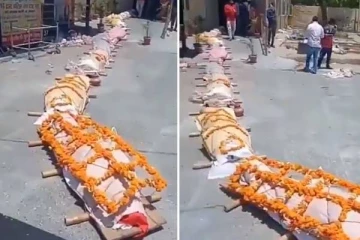 தகனம் செய்ய சாலையில் நீண்ட வரிசையில் குவிந்து கிடக்கும் சடலங்கள்! நெஞ்சை பதைபதைக்க வைக்கும் காட்சி