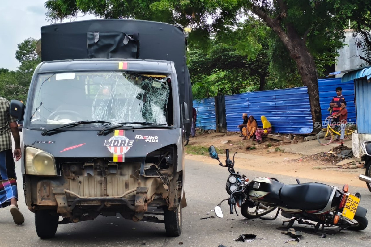 கிண்ணியாவில் மோட்டார் சைக்கிளுடன் சிறிய ரக பட்டா வாகனம் மோதி விபத்து! | Accident Motorcycle And A Small Patta Vehicle