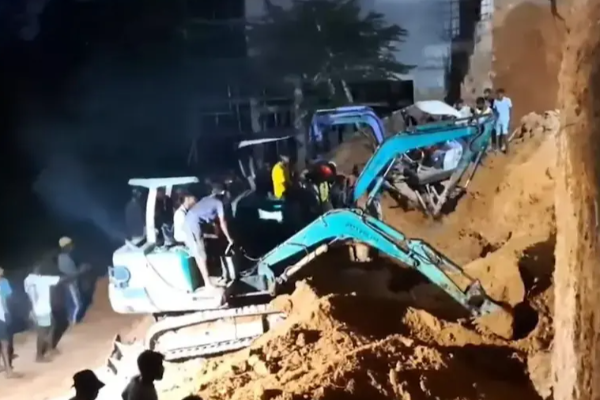 கட்டுமான பணியின் போது மண்ணுக்குள் புதையுண்ட மூவர்.. இரவோடு இரவாக தோண்டி எடுத்த அவலம் | 3 People Stucked In Landslide Galle Ahangama