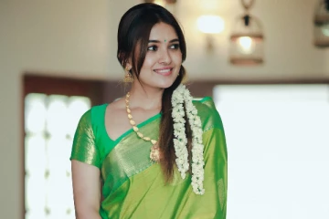 நடிகை வாணி போஜன் சேலையில் அசத்தலான ஸ்டில்கள்