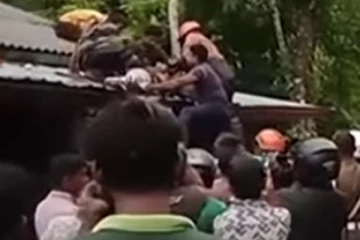 බිහිසුණු රිය අනතුරකින් පුද්ගලයෙක් විසි වී ගොස් වහලයක් මතට පතිත වෙලා. (VIDEO)