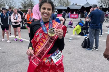 සාරියක් ඇඳගෙන කිලෝමීටර 42කට වඩා මැරතන් දිවුව කාන්තාව. (VIDEO)