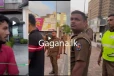 "මෙයා තමා සාක්කුවෙන් අරන් අපිට දැම්මේ.මෙන්න මෙයාලා.." -පොලීසියේ තවත් කැත වැඩක් මාට්ටු. - (VIDEO)
