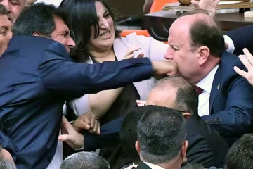 போர்க்களமாக மாறிய துருக்கி நாடாளுமன்றம்; வைரலாகும் காணொளி!