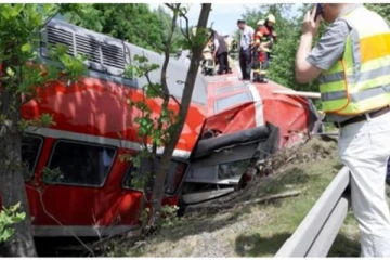 ரயில் தடம் புரண்டு கோர விபத்து- 4 பேர் பரிதாப பலி!