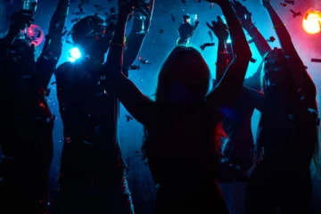 விடுதி கொண்டாட்டத்தில் இளைஞர், யுவதிகள் ; 14 பேர் கைது