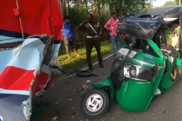 අදත් උදේම ජිවිතයක් බිලිගත් බිහිසුණු අනතුරක් - බස් රථයක් සහ ත්‍රිරෝද රථයක් මුහුණට මුහුණ ගැටෙයි