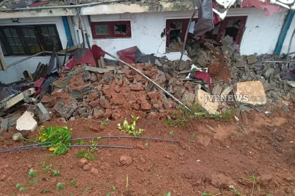 இலங்கையில் மழையால் இடிந்து விழுந்த கல் சுவர்! சேதமடைந்த அறைகள் | Stone Wall Collapsed By Rain In Nuwara Eliya