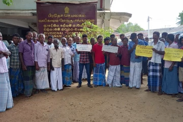 சங்கானை பிரதேச செயலகம் முன்பாக விவசாயிகள்  ஆர்ப்பாட்டம்..! (படங்கள்)