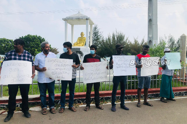 அரசியல் கைதிகளை உடனடியாக விடுதலை செய்யக் கோரி திருகோணமலையில் போராட்டம் (photo) | Protest Trincomalee Immediate Release Prisoners