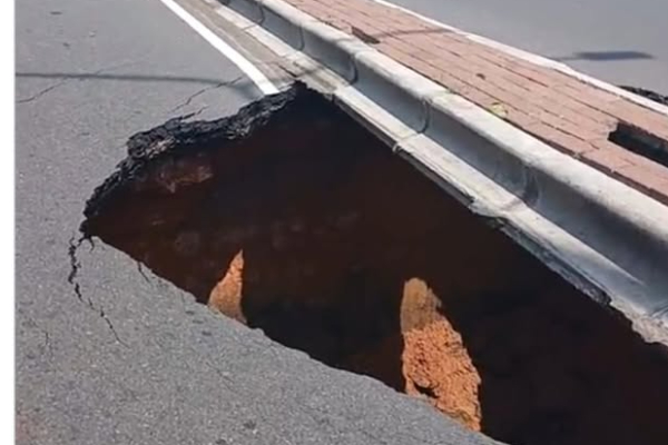 அரநாயக்கவில் சரிந்து விழுந்த மலைத்தொடர்! முற்றாக மூடப்பட்ட கண்டி கொழும்பு வீதி | Mountain Range Collapsed In Aranayake அரநாயக்கவில் சரிந்து விழுந்த மலைத்தொடர்! முற்றாக மூடப்பட்ட கண்டி கொழும்பு வீதி | Mountain Range Collapsed In Aranayake