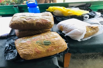 சொகுசு காரில் பயணித்த மூவர் போதைப்பொருளுடன் கைது (Photos)