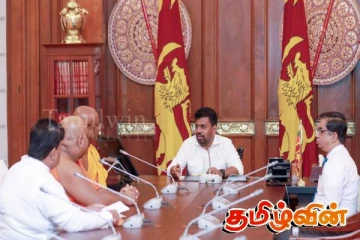 நாட்டையும் மீள் கட்டியெழுப்பும் ஜனாதிபதியின் முயற்சியை நேரில் பாராட்டிய தேரர்கள்