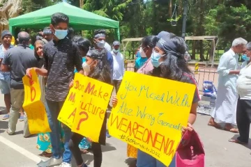 நடு வீதியில் தான் எங்கள் புத்தாண்டு: நுவரெலியா போராட்டத்தில் மக்கள்