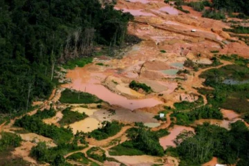 வெளிநாடொன்றில் இடிந்து விழுந்த தங்க சுரங்கம்: 10 பேர் பரிதாபமாக உயிரிழப்பு!