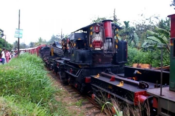 இரவில் தடம் புரண்ட தபால் ரயில்