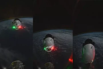 சர்வதேச விண்வெளி நிலையத்துடன் இணைந்த டிராகன் விண்கலம்