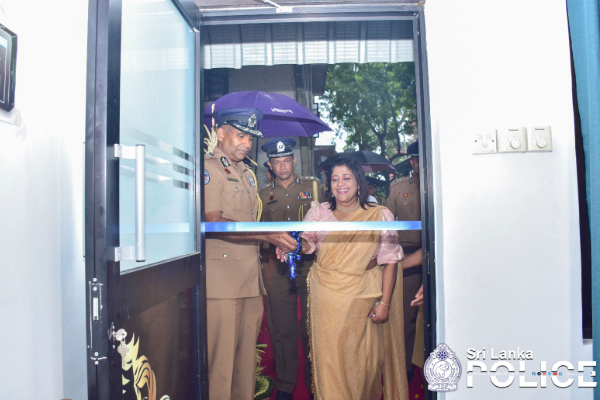 இலங்கை பொலிஸாருக்காக பிரத்யேகமாக நவீன அழகு கலை நிலையம்! | Modern Beauty Salon Exclusively Sri Lankan Police