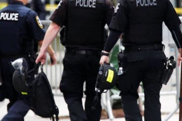 பக்கத்து வீட்டிலிருந்து வீசிய துர்நாற்றம்! பொலிஸார் கண்ட திடுக்கிடும் காட்சி