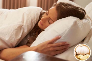 தூங்கும் போது தலையணைக்கு கீழே பூண்டு வைச்சி பாருங்க: அதிசயத்தை கண்கூடாக காண்பீர்கள்