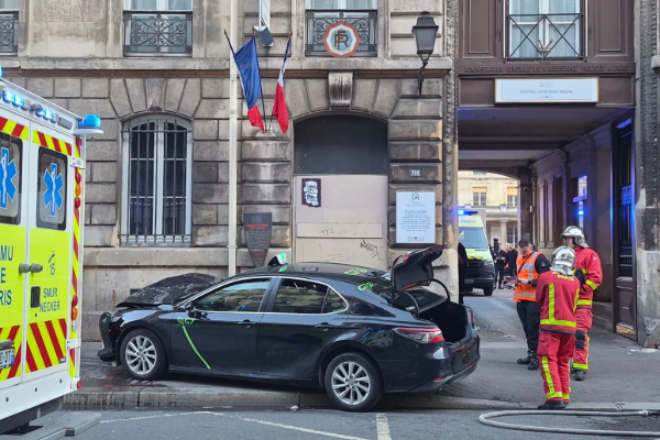 பிரான்ஸ் பரிசில் பஸ் தரிப்பிடத்தில் நின்றவர்களை மோதிய கார் | Paris Rue Du Faubourg Saint Denis Accident பிரான்ஸ் பரிசில் பஸ் தரிப்பிடத்தில் நின்றவர்களை மோதிய கார் | Paris Rue Du Faubourg Saint Denis Accident