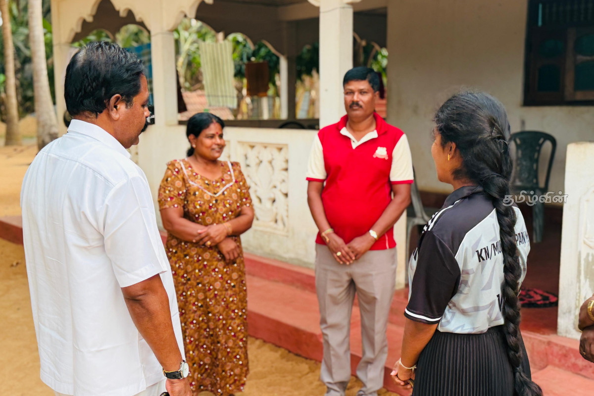 உயர்தர பரீட்சையில் சாதனை படைத்த மாணவி: நேரில் சென்று வாழ்த்திய சிறீதரன் எம்.பி! | Sridharan Mp Congratulates Student