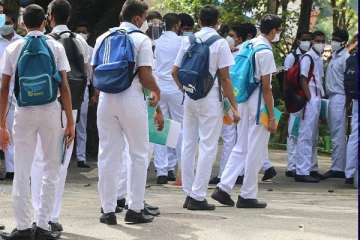 பரீட்சைக்கு தோற்றும் மாணவனை சிறுநீரில் இருந்து இரத்தம் வெளியேறும் வரை தாக்கிய சக மாணவர்கள்; விசாரணைகளை ஆரம்பித்த பொலிஸார்