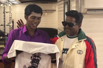 சூப்பர் சிங்கர் சீனியர் சீசன் 11 பாடகர் சரணுக்கு, இளையராஜா டீசர்டை பரிசளித்த யுவன் சங்கர் ராஜா!!