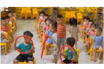 ஆரம்ப பள்ளிக் குழந்தைகளுக்கு கற்பிக்கப்பட்ட 'மரியாதை பாடம்' - இணையதளத்தில் குவியும் பாராட்டு..!