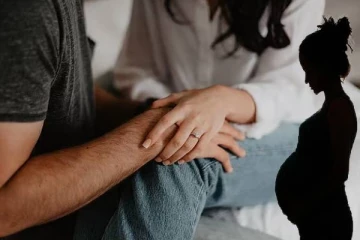 உடன்பிறந்த சகோதரனுடன் பாலியல் உறவு ; கர்ப்பமான 22 வயது பெண்