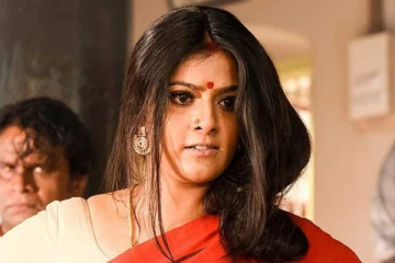 நடிகை வரலக்ஷ்மி சரத்குமாரின் சிறு வயது புகைப்படத்தை பார்த்துள்ளீர்களா.. இதோ பாருங்க