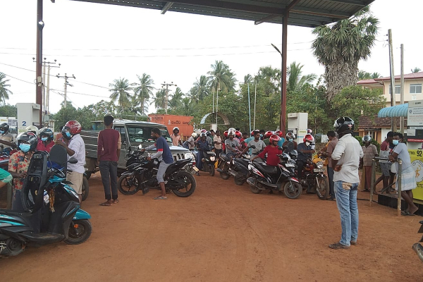நாட்டில் எரிபொருள் விற்பனை நிலையங்களில் டீசல் தட்டுப்பாடு : பொதுமக்கள் விசனம் (Video) | Petrol Diesel Fuel Vavuniya Kilinochchi