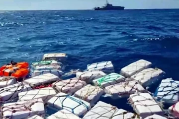 நடுக்கடலில் மிதந்த 1,600 போதைப்பொருள் பொட்டலங்கள்: அவற்றின் மதிப்பு எவ்வளவு தெரியுமா?