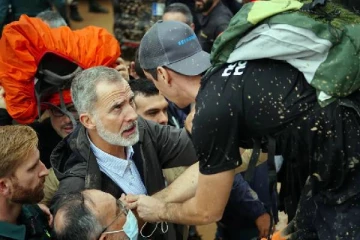 மன்னர் மீது சேற்றை வீசி கொலைகாரர்கள் என கூச்சலிட்ட மக்கள்... ஐரோப்பிய நாட்டில் சம்பவம்