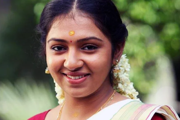 பாரில் ஏற்பட்ட தகராறு.. ஐடி ஊழியரை கடத்தி அடித்த வழக்கில் நடிகை லட்சுமி மேனன் தலைமறைவு | Lakshmi Menon Involved In Kidnapping Case