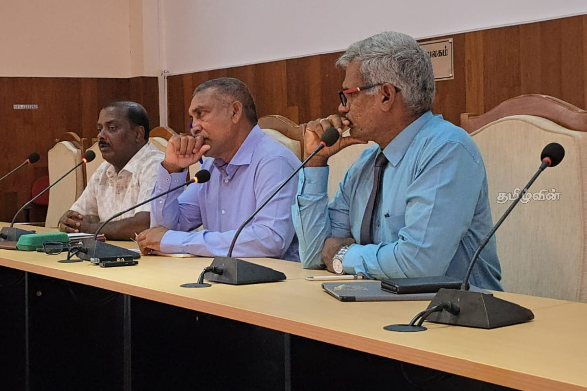 மன்னாரில் மணல் விலை நிர்ணயம் கூட்டத்தில் இருந்து வெளியேறிய தவிசாளர்கள் - விலை முடிவுகள் இழுபறி | Protesters Walk Out Of Sand Meeting In Mannar