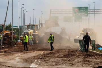 இஸ்ரேல் விமான நிலையத்திற்கு அருகே ஏவுகணை தாக்குதல்: விமான போக்குவரத்து பாதிப்பு