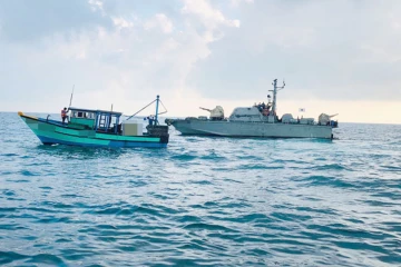 வடக்கு கடலில் தத்தளித்த மூன்று கடற்றொழிலாளர்கள் கடற்படையினரால் மீட்பு
