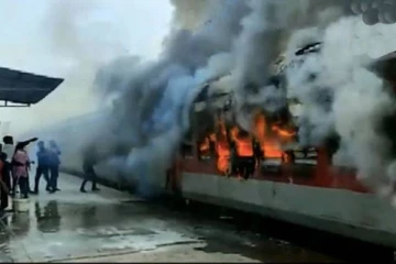 திடீரென தீப்பிடித்து எரிந்த ரயில் பெட்டி! பெரும் அதிர்ச்சி சம்பவம்