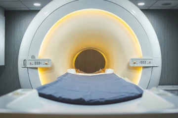 நெக்லஸ் அணிந்திருந்ததால் MRI கருவிக்குள் இழுக்கப்பட்டு உயிரிழந்த நபர்: நியூயார்க்கில் அதிர்ச்சி!