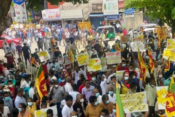 "..එපා.." කියා රටම පාරට බසිද්දී "..අපිට ජනපති ඕන.." කියමින් තවත් පිරිසක් තංගල්ලෙන් පාරට බසී - කාල්ටන් නිවස අසල පැවැත්වෙන ජන හමුවේ නවතම දර්ශන(VIDEO / PHOTOS)
