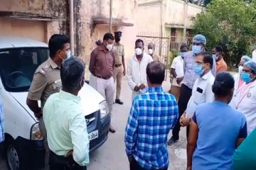 கொரோனா நோயாளி மரணம் - மருத்துவர்களை தாக்கிய உறவினர்களால் பரபரப்பு